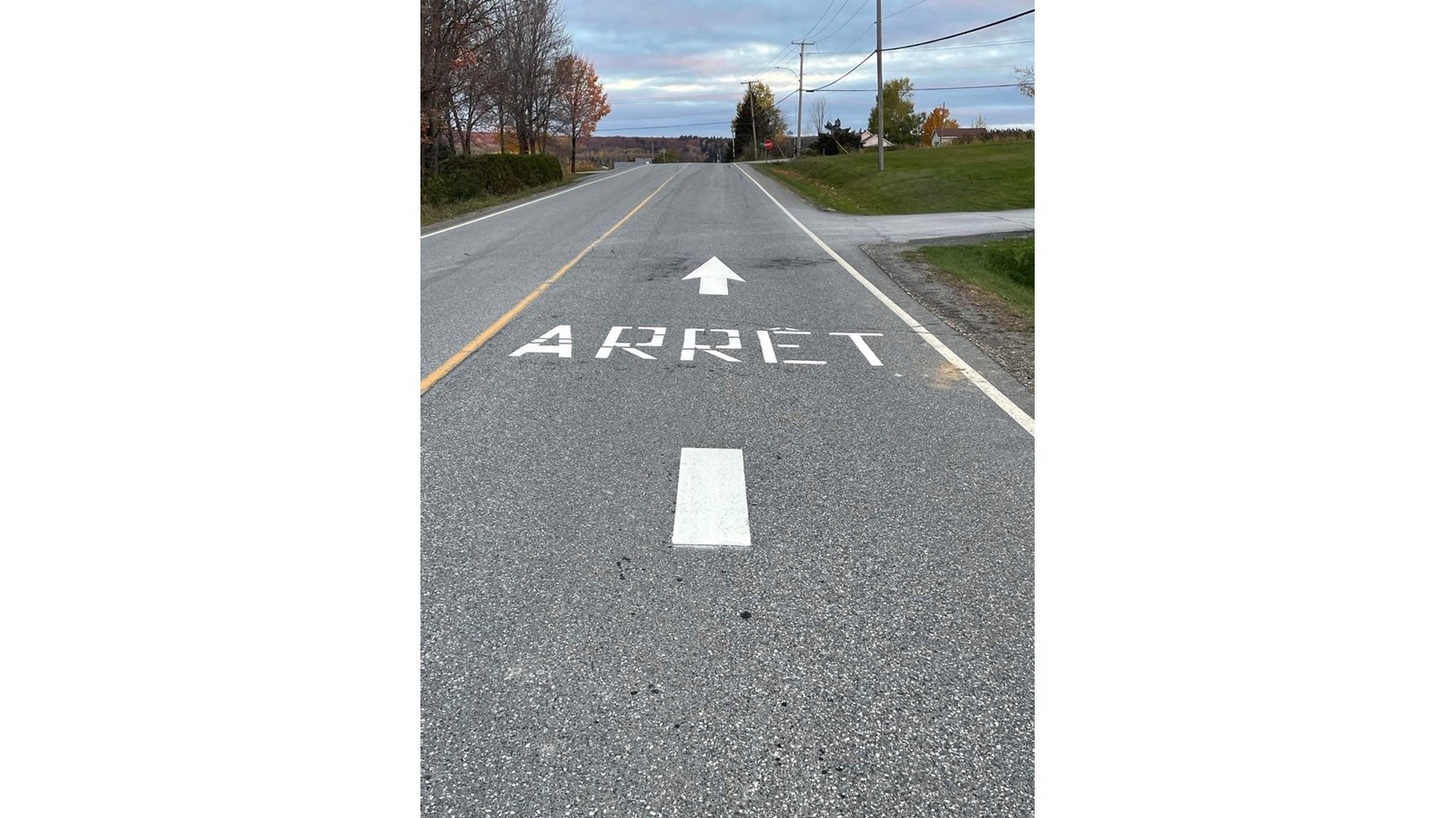 Des travaux de marquage au sol ont été effectués, ce qui alertera les conducteurs de l’arrêt à venir.