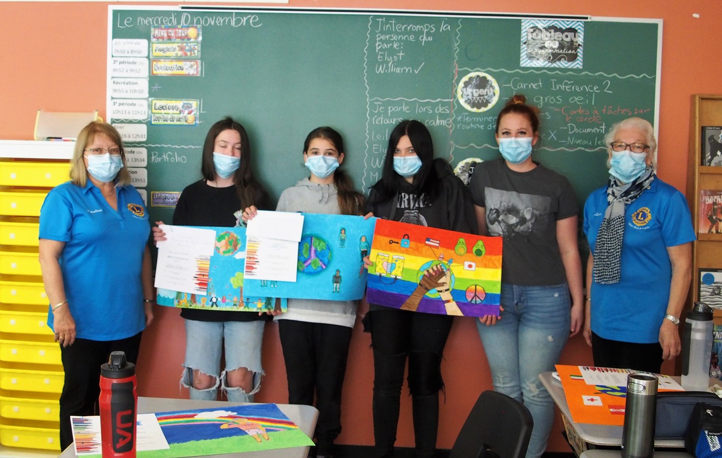 Classe de Fanny Vaillancourt de gauche à droite : Lion Pauline Dubois-Landry accompagnée des élèves: Mahée Roy Élisa Roy , Leila David de l’enseignante Fanny Vaillancourt et le Lion Lucie Gagné.