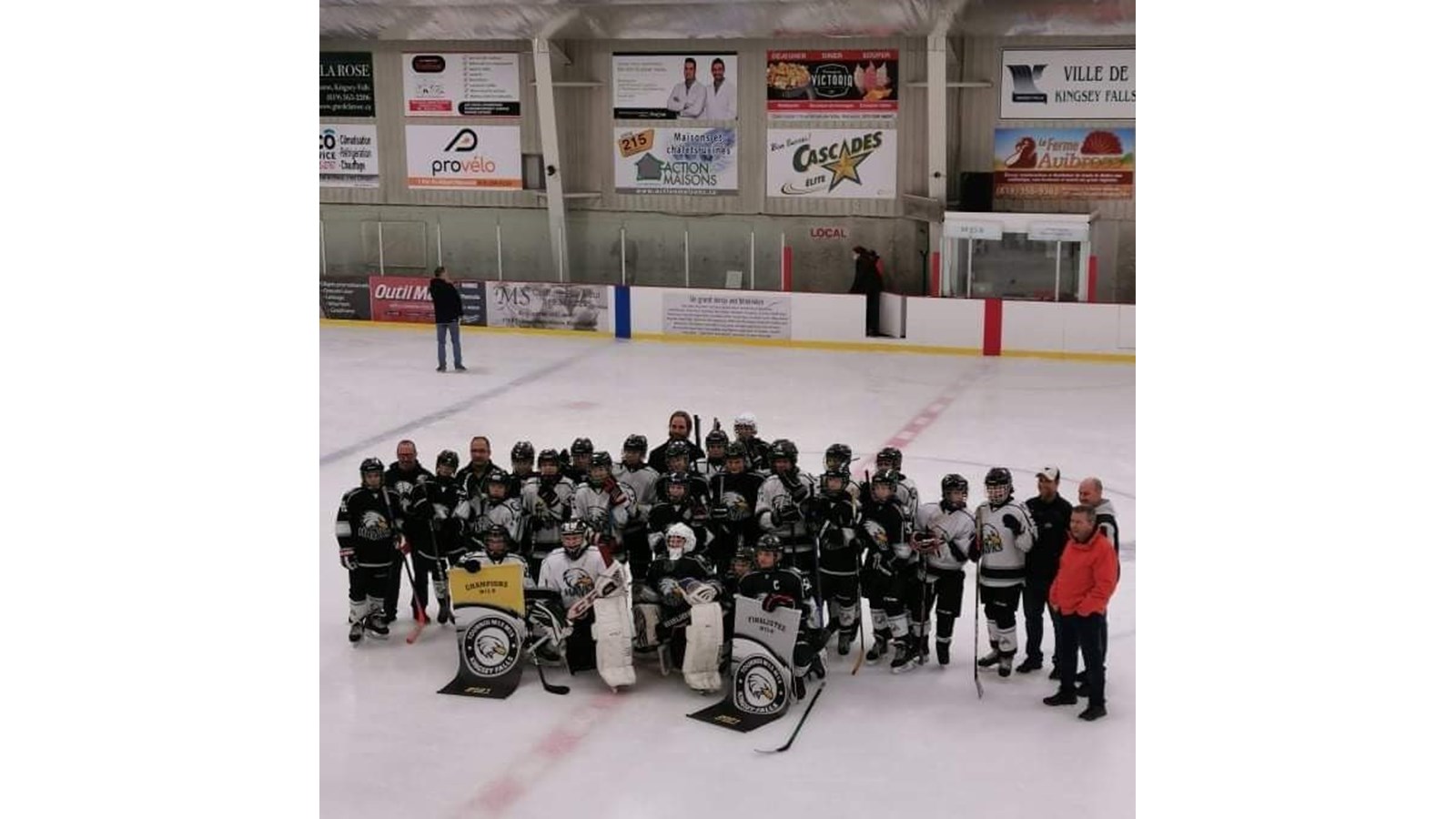 Les deux formations Bantam des Hawks posant conjointement avec leur bannière de Champions et de Finalistes au plus récent tournoi de Kingsey Falls. 