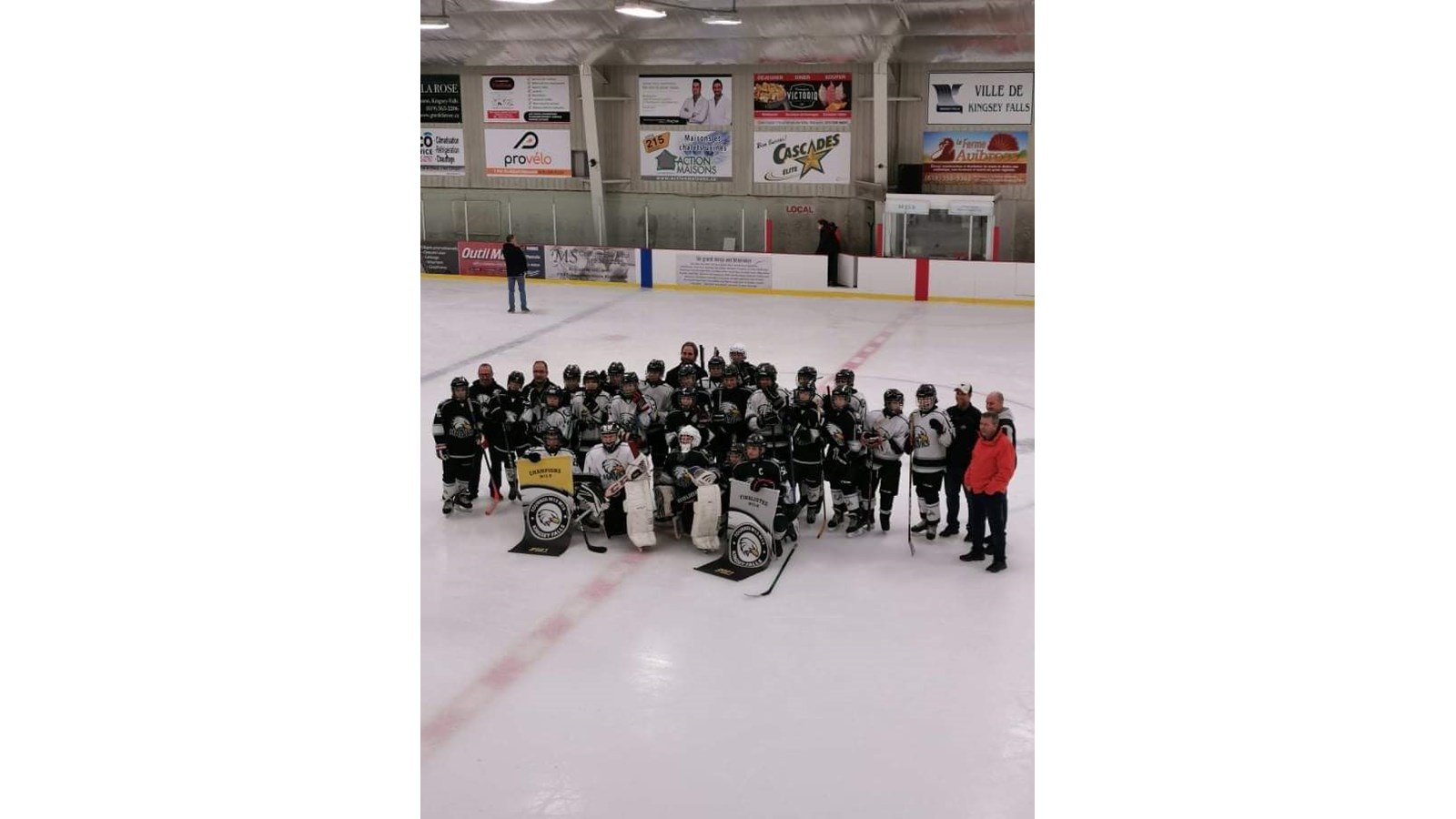 Les deux formations Bantam des Hawks posant conjointement avec leur bannière de Champions et de Finalistes au plus récent tournoi de Kingsey Falls. 