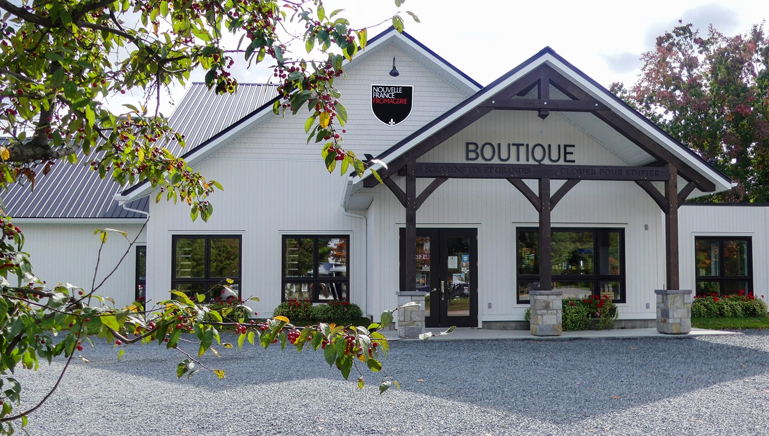 L’architecture de la fromagerie est une combinaison de la tradition et de la modernité. 