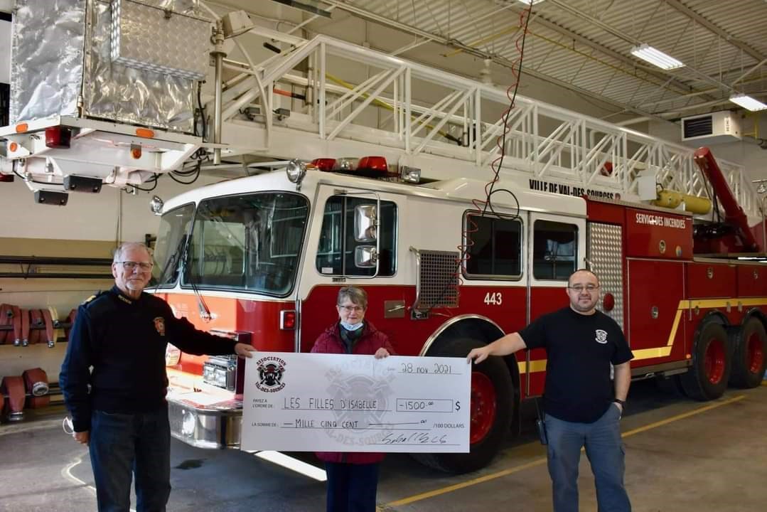 L’Association des Pompiers de Val-des-Sources remet 1500 $ aux Filles d’Isabelle pour les paniers de Noël