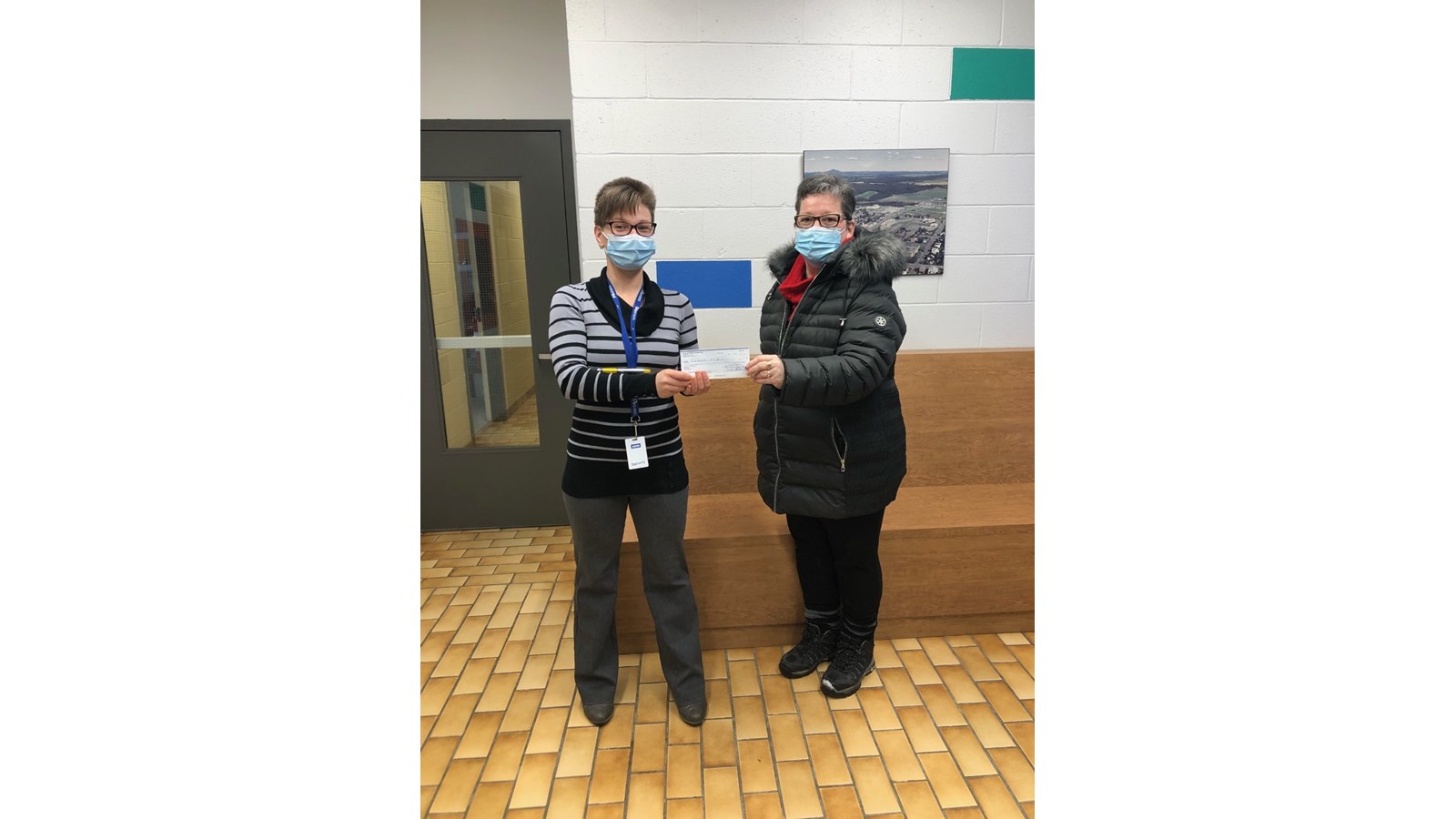 Mme Chantale Gallant, représentante du Club Optimiste, et Mme Yannik Scrosati, Technicienne en Loisirs et Déléguée RSEQ