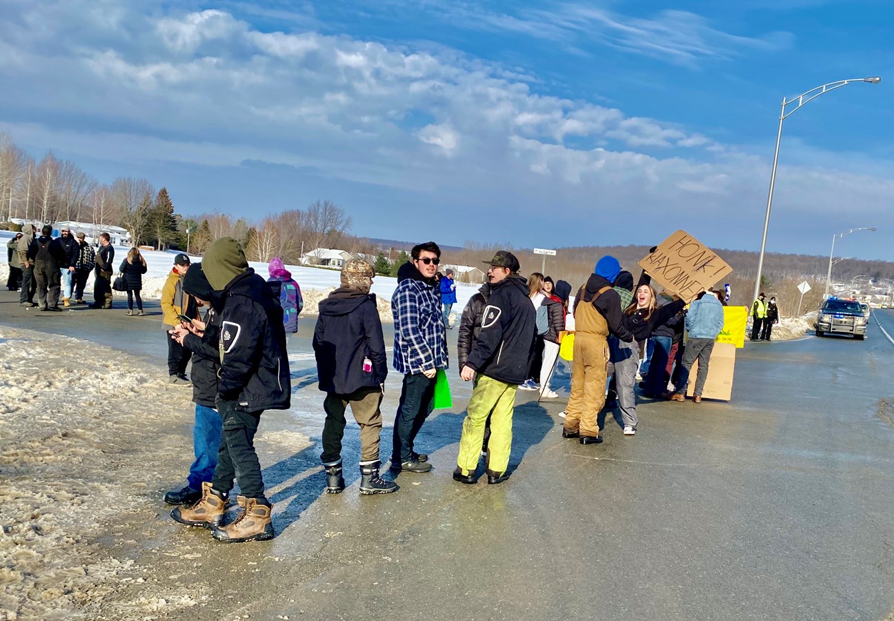 Lors de notre passage, jeudi en fin d’avant-midi, ils étaient une cinquantaine à manifester à l’intersection de la rue Laurier et de la route 143.