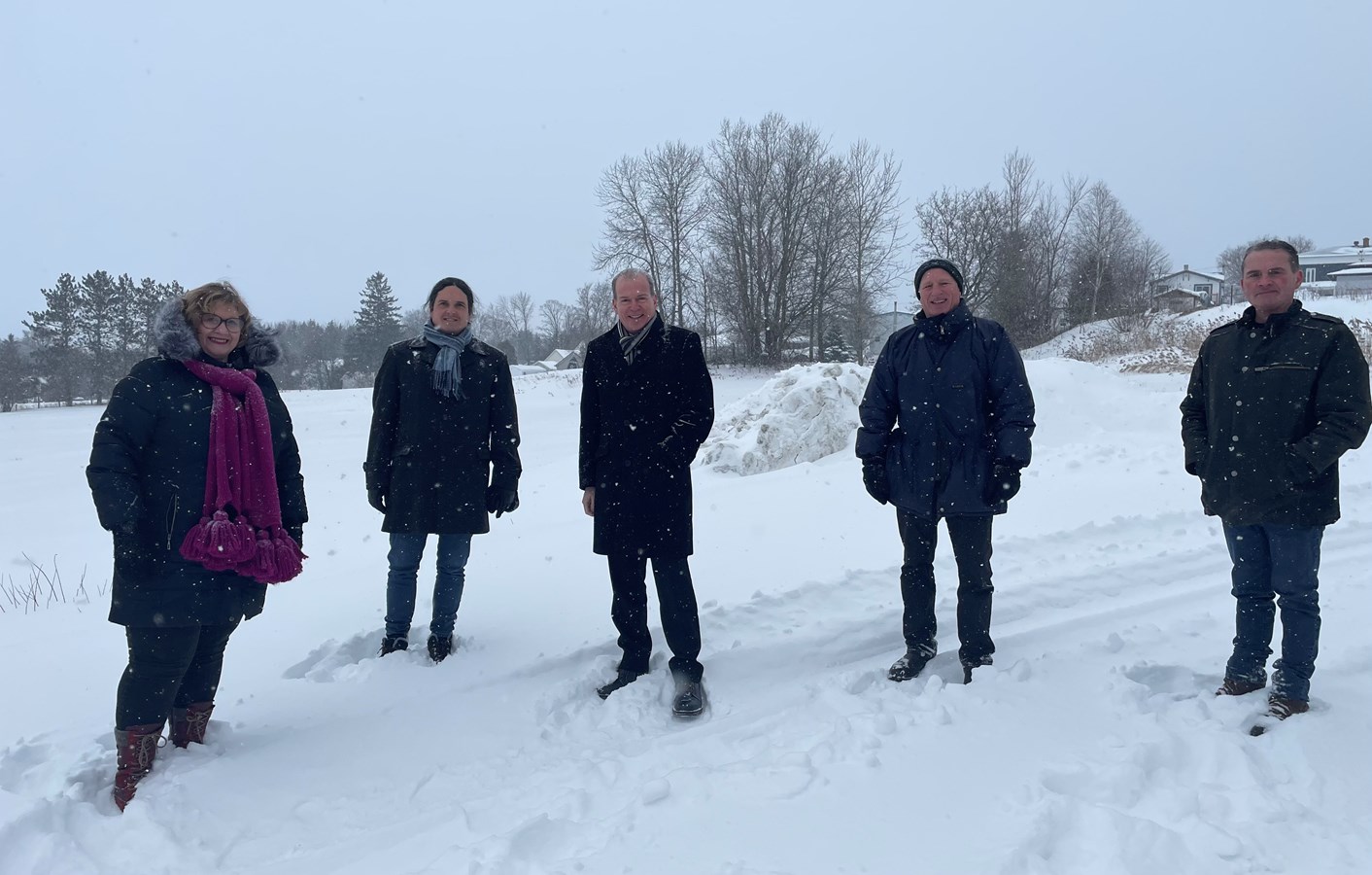 Louise Véronneau, directrice du CPE Magimo, Adam Rousseau, maire de Saint-François-Xavier-de Brompton, André Bachand, député de Richmond, Claude Paulin, conseiller municipal, et René Lapierre, conseiller municipal