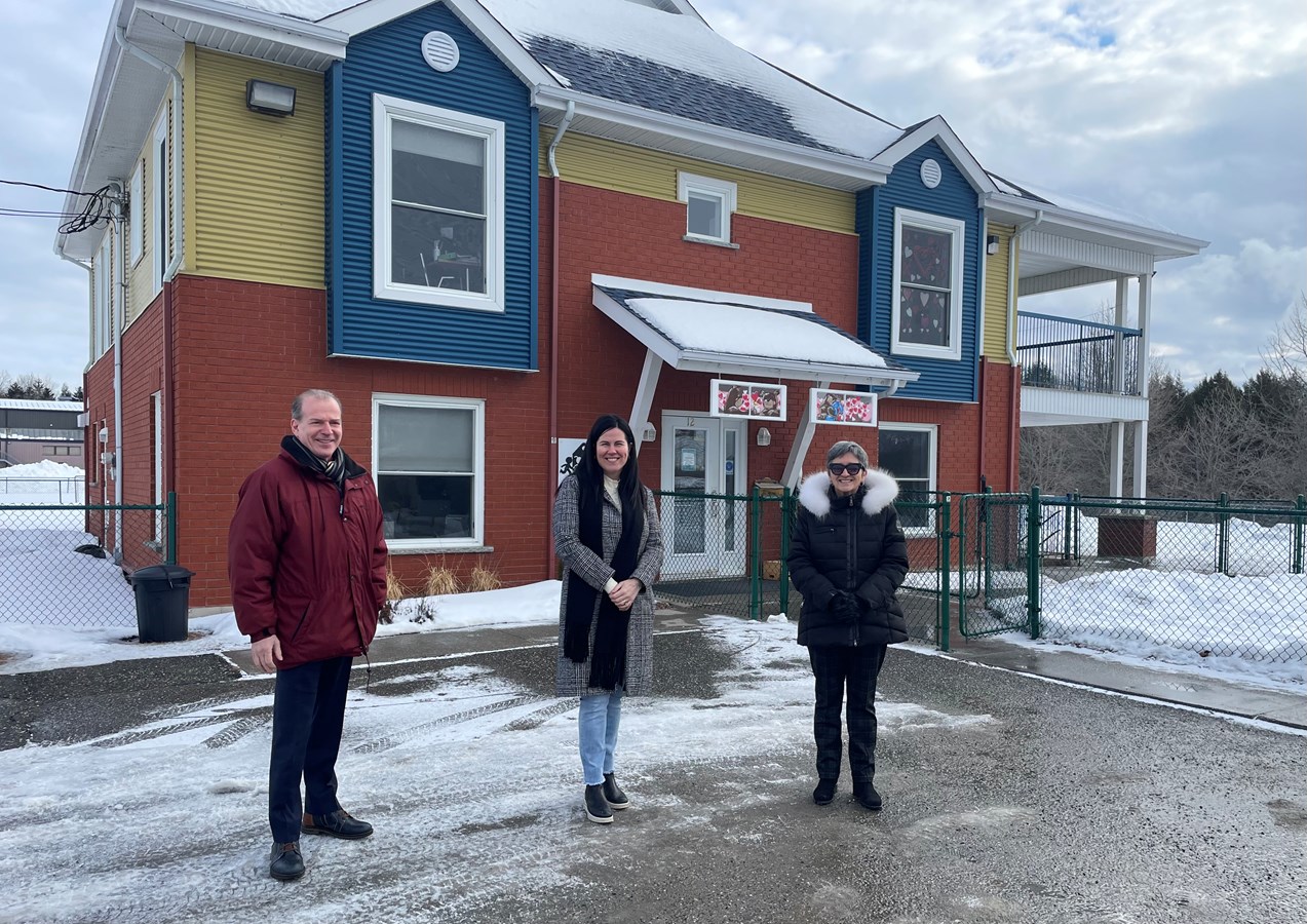 André Bachand, député de Richmond, Lissia Leblanc, directrice du CPE Sel & Poivre, et Sylvie Bureau, mairesse de Windsor.