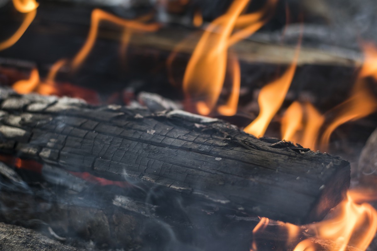 Les cendres chaudes provoquent un incendie dans un garage
