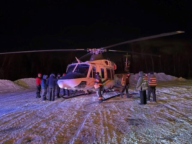 Parce qu’ils ont été retrouvés dans un endroit escarpé, la Sûreté du Québec a fait appel à son hélicoptère pour aller les chercher.