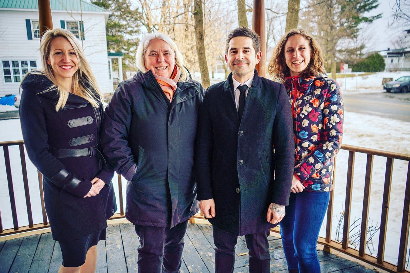 De gauche à droite : Dre Mélissa Généreux, Manon Massé et Christine Labrie, entoure le candidat à l’investiture de Québec Solidaire dans Richmond, Philippe Pagé.