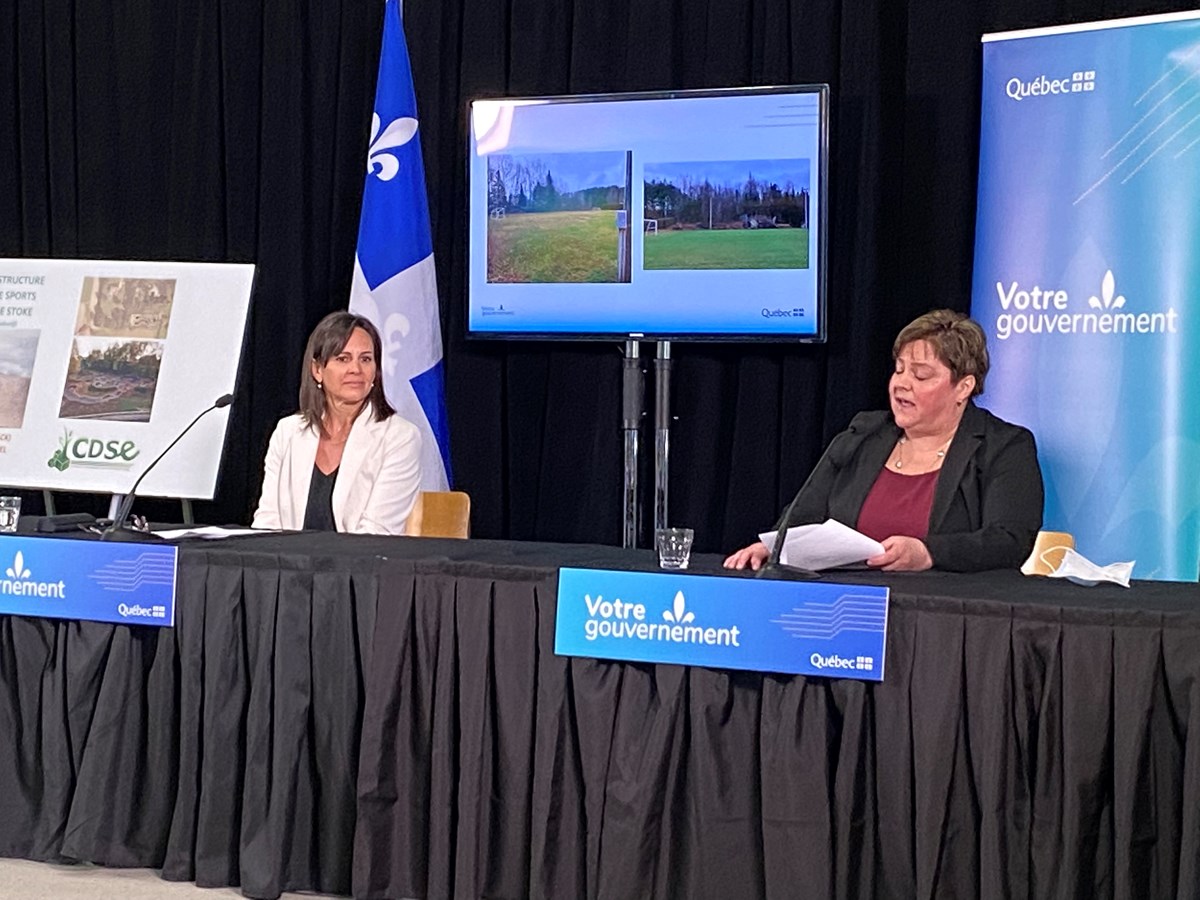 Isabelle Charest, ministre déléguée à l’Éducation et ministre responsable de la Condition féminine, et Liliane Gagnon, présidente de la Corporation de développement socio-économique de Stoke, étaient réunies vendredi pour l’annonce.