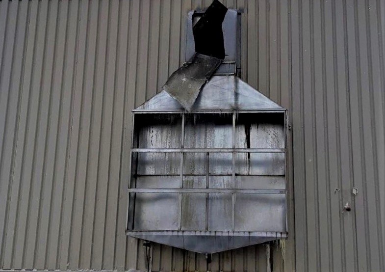 Le feu a ensuite éclaté en raison de la surchauffe d’un moteur industriel de grande puissance qui sert à faire évacuer la fumée d’huile dégagée par l’usinage à travers un système complexe de docks de ventilation.