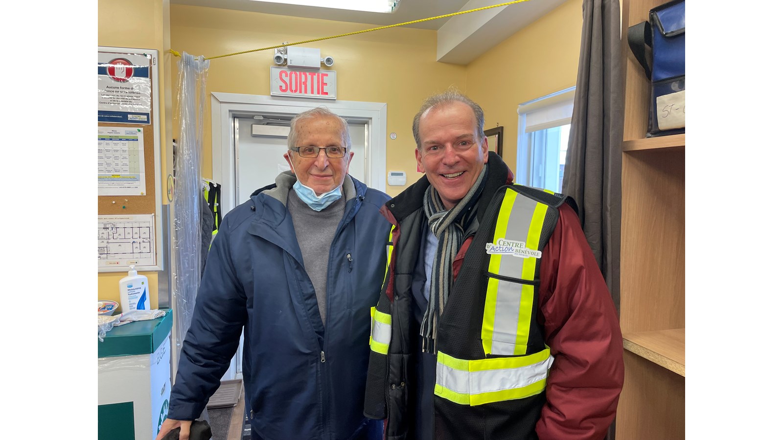 M.André Bachand Député de Richmond en compagnie du bénévole Denis Drouin lors d’une distribution de repas dans le cadre de la semaine québécoise des Popotes Roulantes.