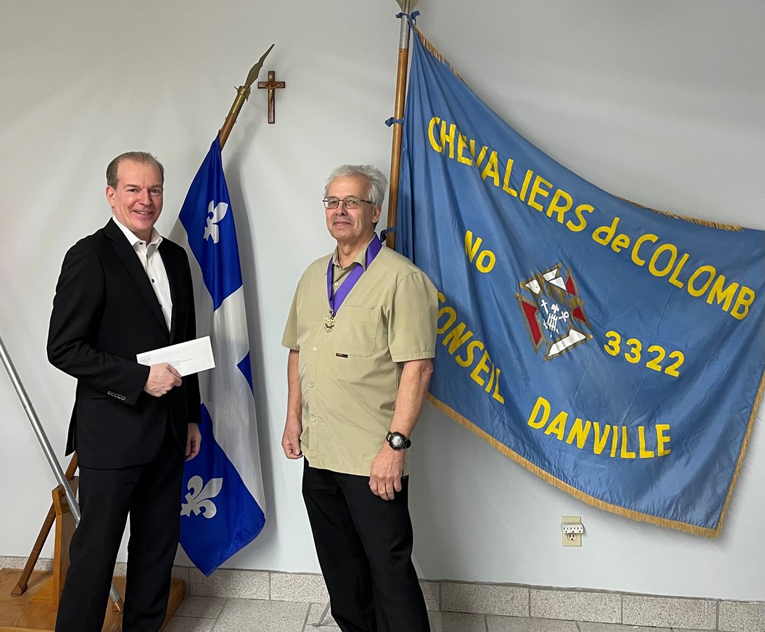Le député André Bachand pose en compagnie de M. Pierre Therrien, lors de la remise de l’appui financier aux Chevaliers de Colomb de Danville, le 29 mars dernier.