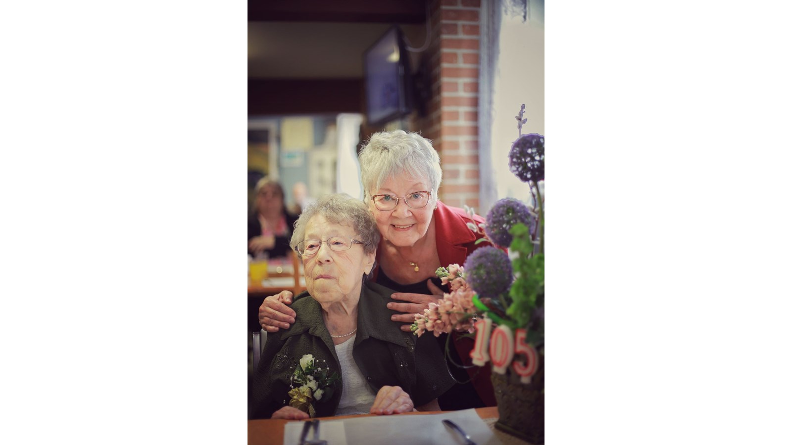 Mme Annette Houle célébrant ses 105 ans, en compagnie de sa fille Micheline