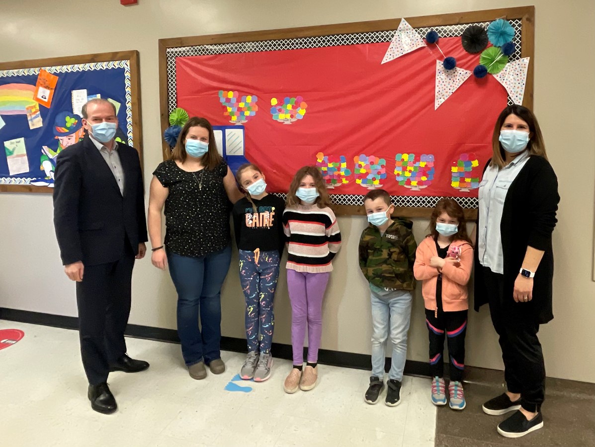 Sur la photo, quelques élèves de l’école ADS accompagnent joyeusement le député, M. André Bachand, Mme Jessica Holliday, ainsi que la directrice de l’école Mme Jennifer Palik