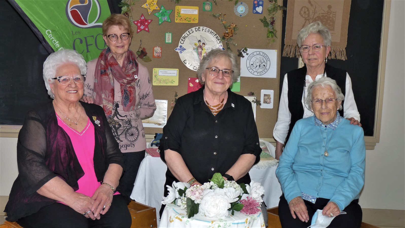 De gauche à droite , à l’avant , Mme Jeanne d’Arc Charland, présidente de 2001-2007, Agathe Boissonneault, présidente actuelle depuis mars 2022, Mme Huguette Beauchesne, membre depuis 1966, Debout à l’arrière, toujours de gauche à droite, Mme Monique Duplessis, présidente 1988-89, Mme Jacqueline Couture, membre depuis 2002.