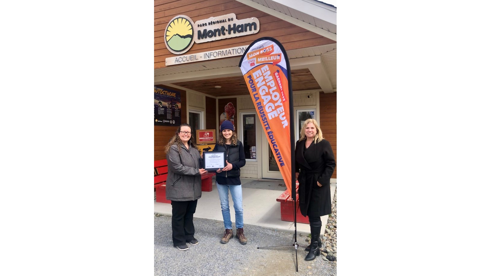 Christine Côté, intervenante jeunesse au Carrefour jeunesse-emploi des comtés de Richmond & Drummond-Bois-Francs, Christine Leroux, récipiendaire du certificat et Lisa Champeau, agente de liaison Mobilisation des gens d’affaires Projet PRÉE.