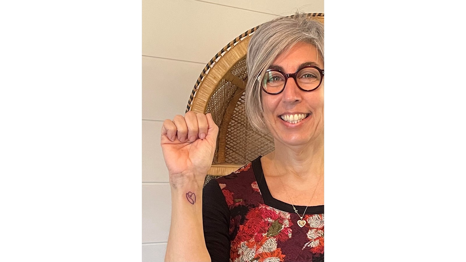 Sylvie Khawaja, directrice de La Croisée des sentiers, montre le tatouage, qui a été créé par un idéateur de la région, Charles-Antoine Leblanc. Celui-ci représente une fleur formée par les lettres SM, représentant la santé mentale.