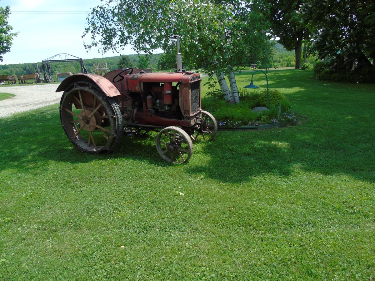 Ce vieux tracteur est en fait la mascotte du Salon du patrimoine.