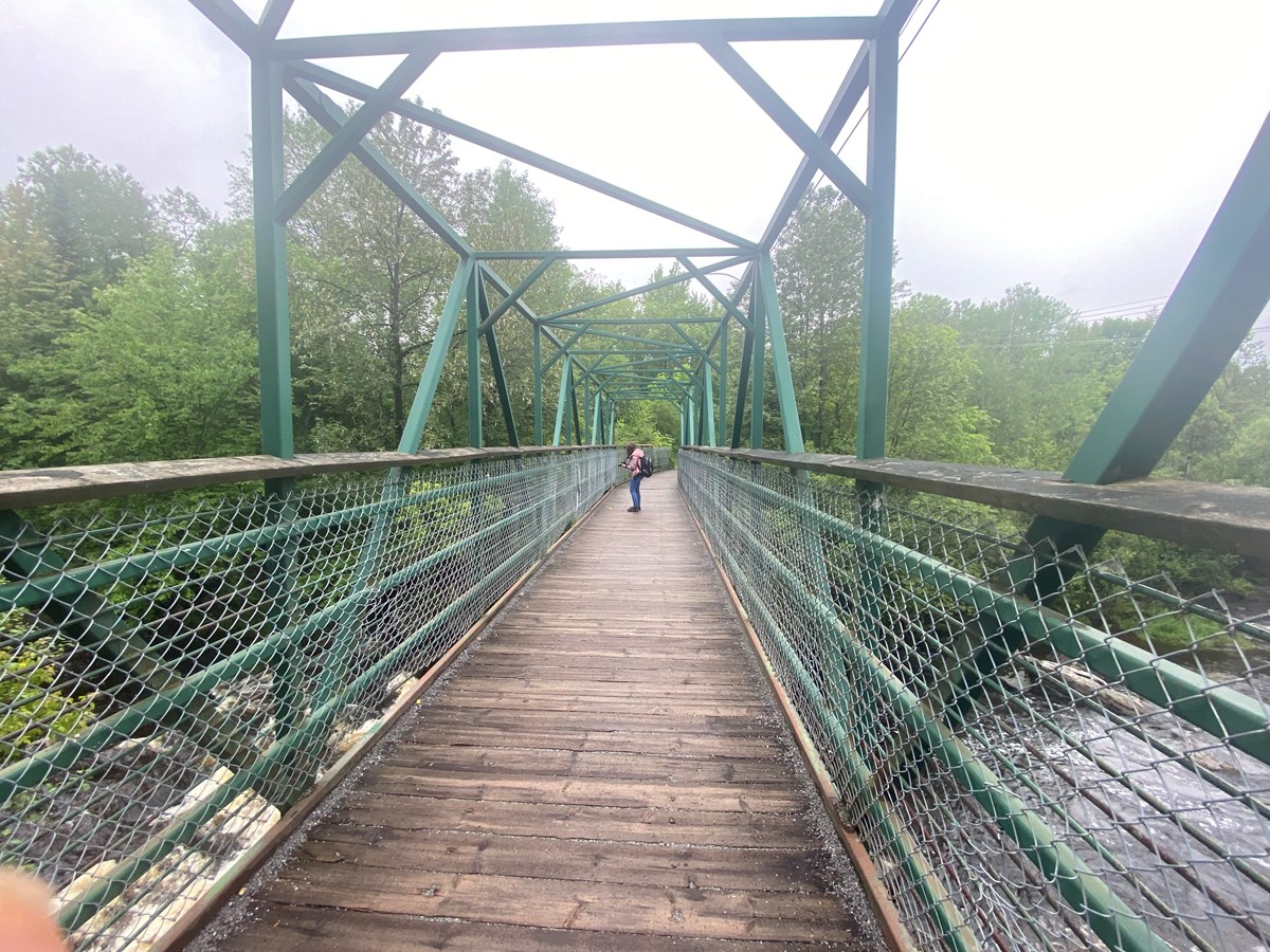 De nombreuses personnes utilisent la passerelle Chamberland