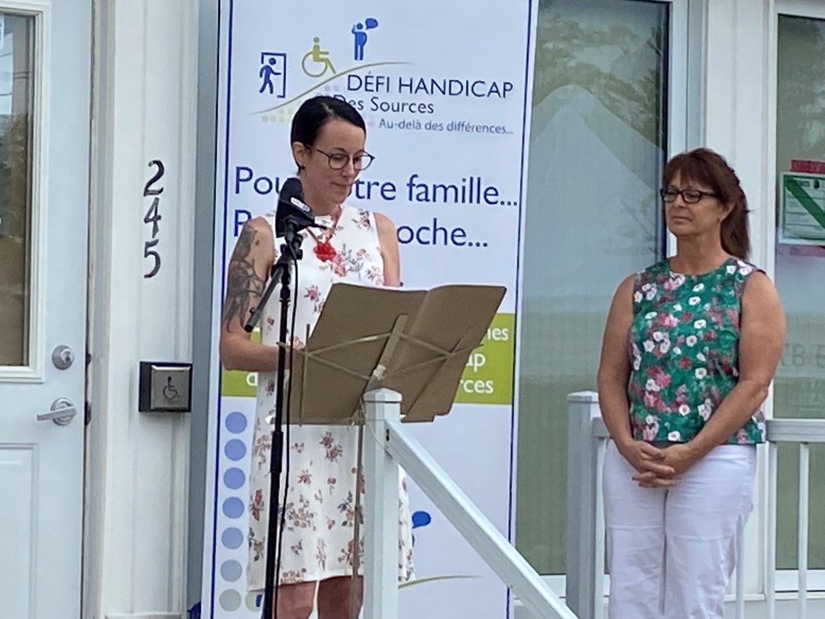 La présidente de Défi handicap des Sources, Patricia Élément, a pris la parole lors de l’inauguration. Sur la photo, on aperçoit aussi Louise Vigneux, directrice générale de l’organisme.