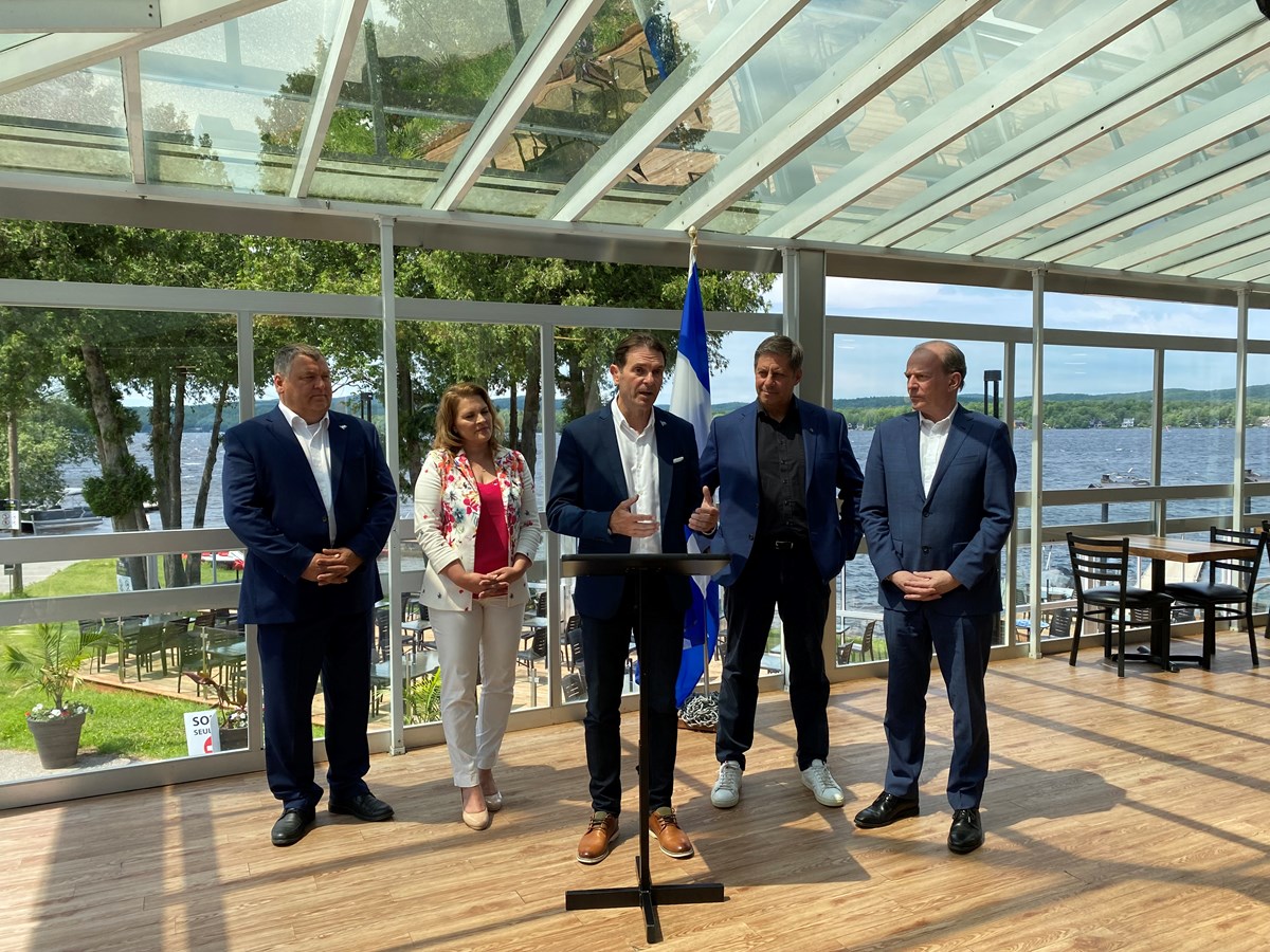 François Jacques (Mégantic), Geneviève Hébert (Saint-François), François Bonnardel (Granby), Gilles Bélanger (Orford) et André Bachand (Richmond) ont prix part au caucus de la CAQ, région de l’Estrie.