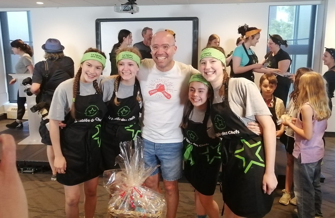 La brigade de Richmond en compagnie de Stefano Faita, chef de restaurants et animateur, qui faisait party du jury.