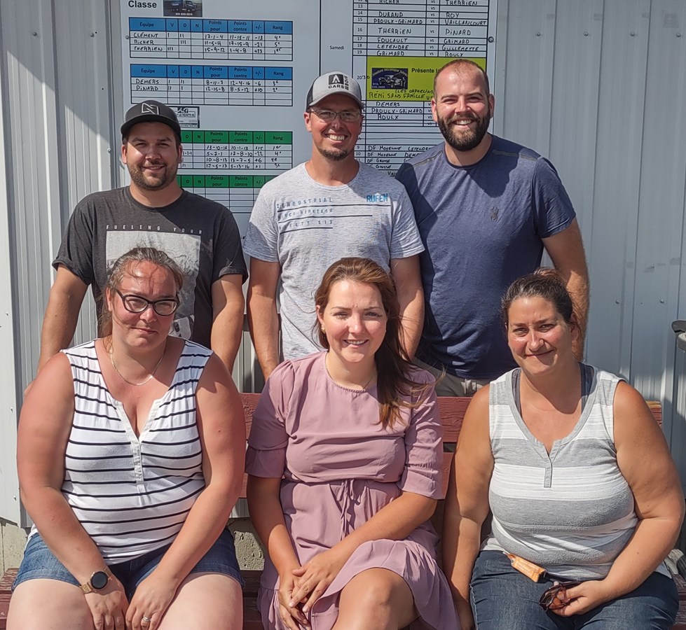 De gauche à droite: les membres du comité des loisirs de Saint-Georges-de-Windsor et organisateurs du Festival. Rangée du bas: Cassandra Perreault, Karol-Anne Durand Audy, Geneviève Gauthier. Arrière: Hugo Turcotte, Joël Bernard et Mathieu Couture.