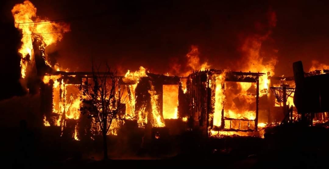 Une résidence complètement ravagée par les flammes à Wotton