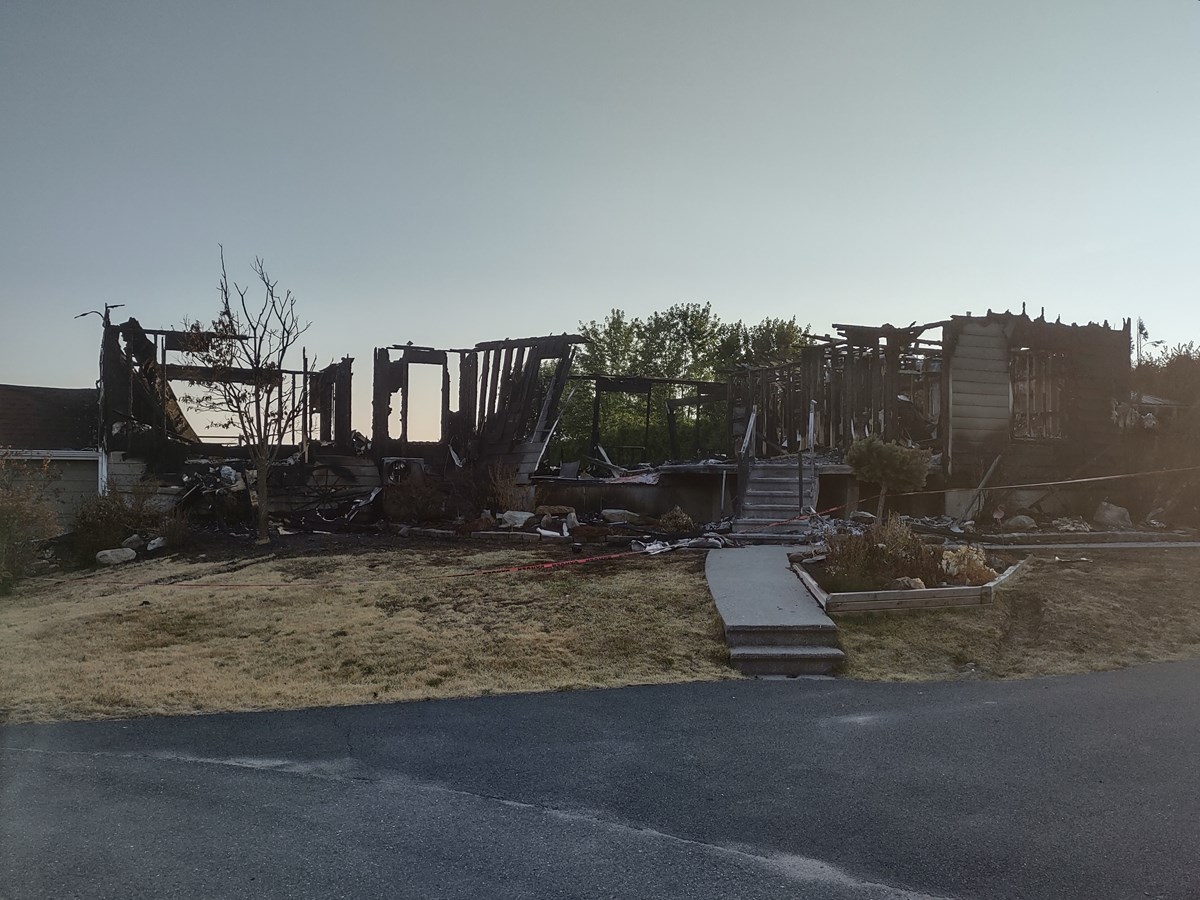 Une résidence complètement ravagée par les flammes à Wotton