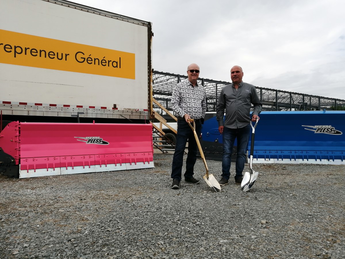 Le maire de Val-des-Sources, M. Hugues Grimard posant en compagnie du président des entreprises Concept Promet et Métal Pless, M. Jimmy Vigneault