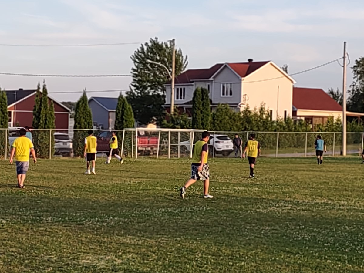 Du soccer pour divertir les travailleurs étrangers à Saint-Georges-de-Windsor
