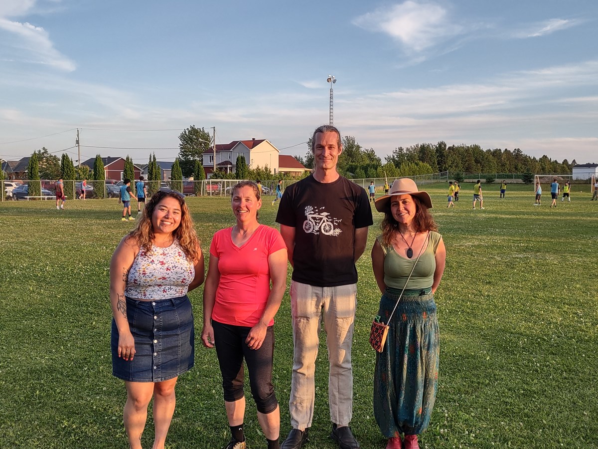 Sur la photo : 2e à partir de la gauche, Mme Louise Therrien en compagnie de Denisa Quintanilla, M. Francis Chabot et Valéria Condès Roveglia, de l’organisme Actions Interculturelle.