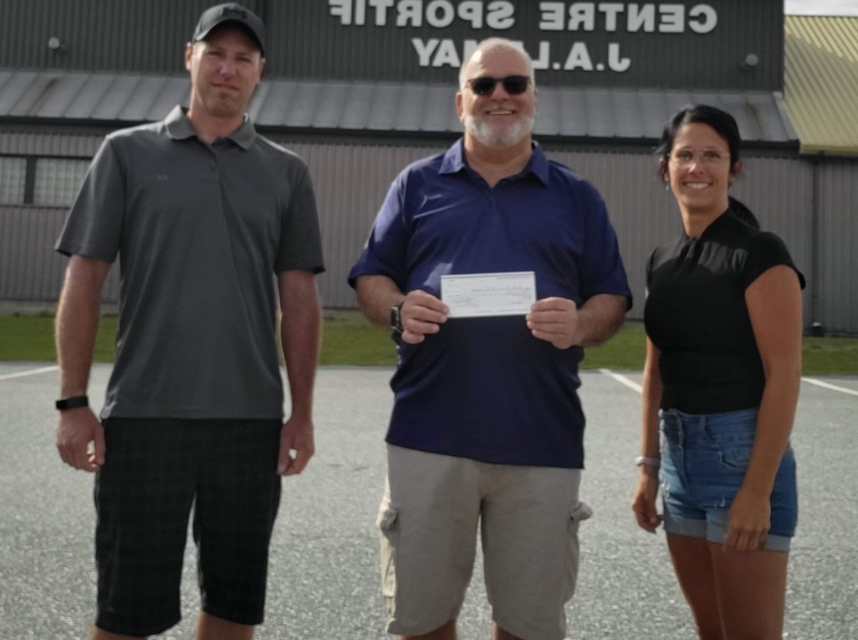 Sur la photo, le président du Tournoi, Luc Desrosiers, est entouré de Yannick Gendreau et Joanie Beaudin, respectivement président et vice-présidente de l’Association du Hockey Mineur de Windsor.