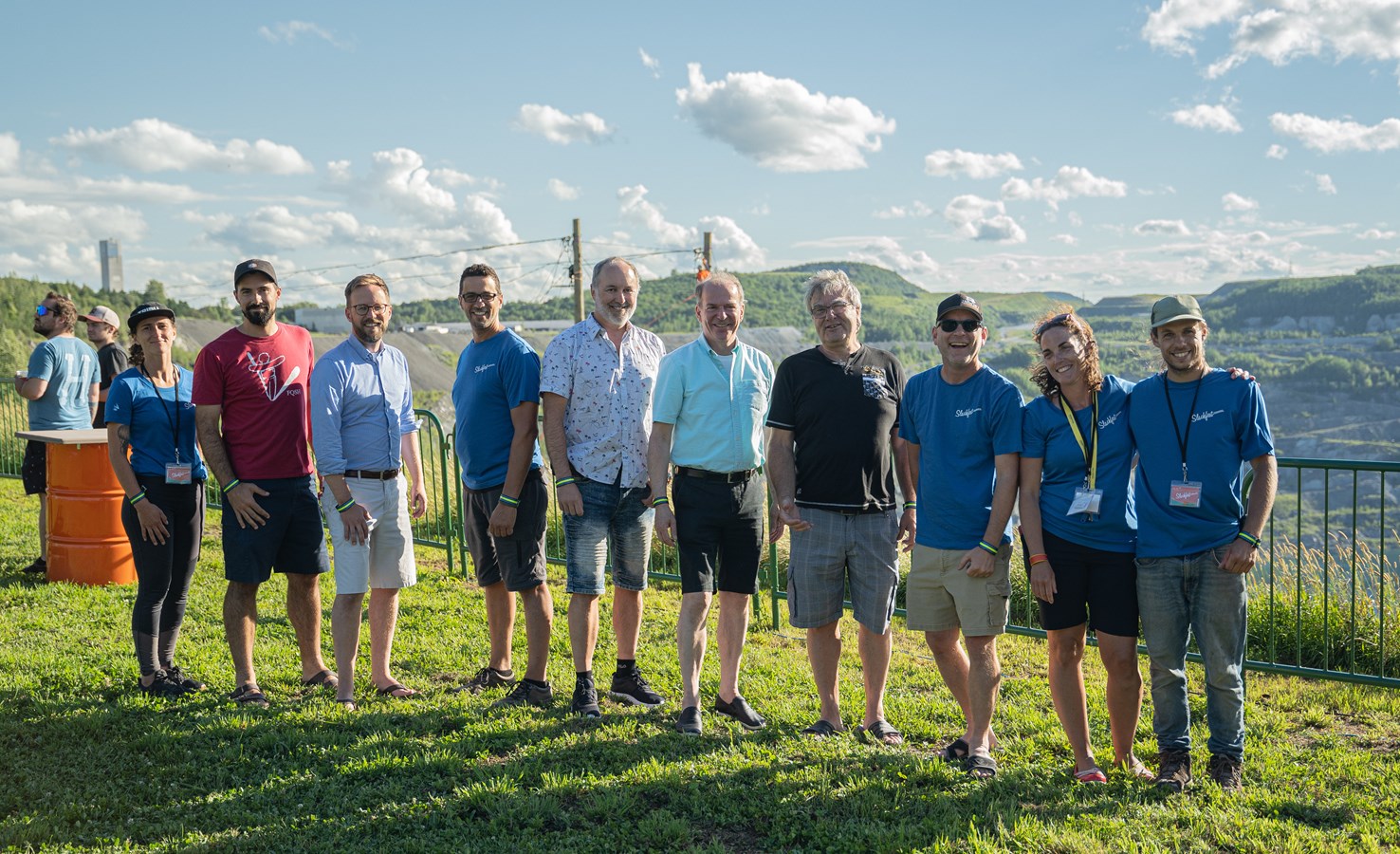 Les membres du comité organisateur de la 4e édition du Slackfest de Val-des-Sources, posant en compagnie de précieux partenaires de l’événement.
