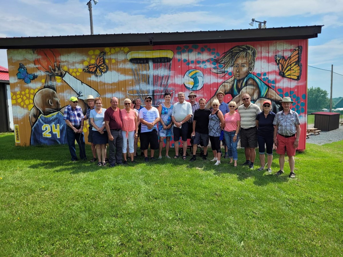 Inauguration de la fresque du dos de l’estrade du terrain de balle