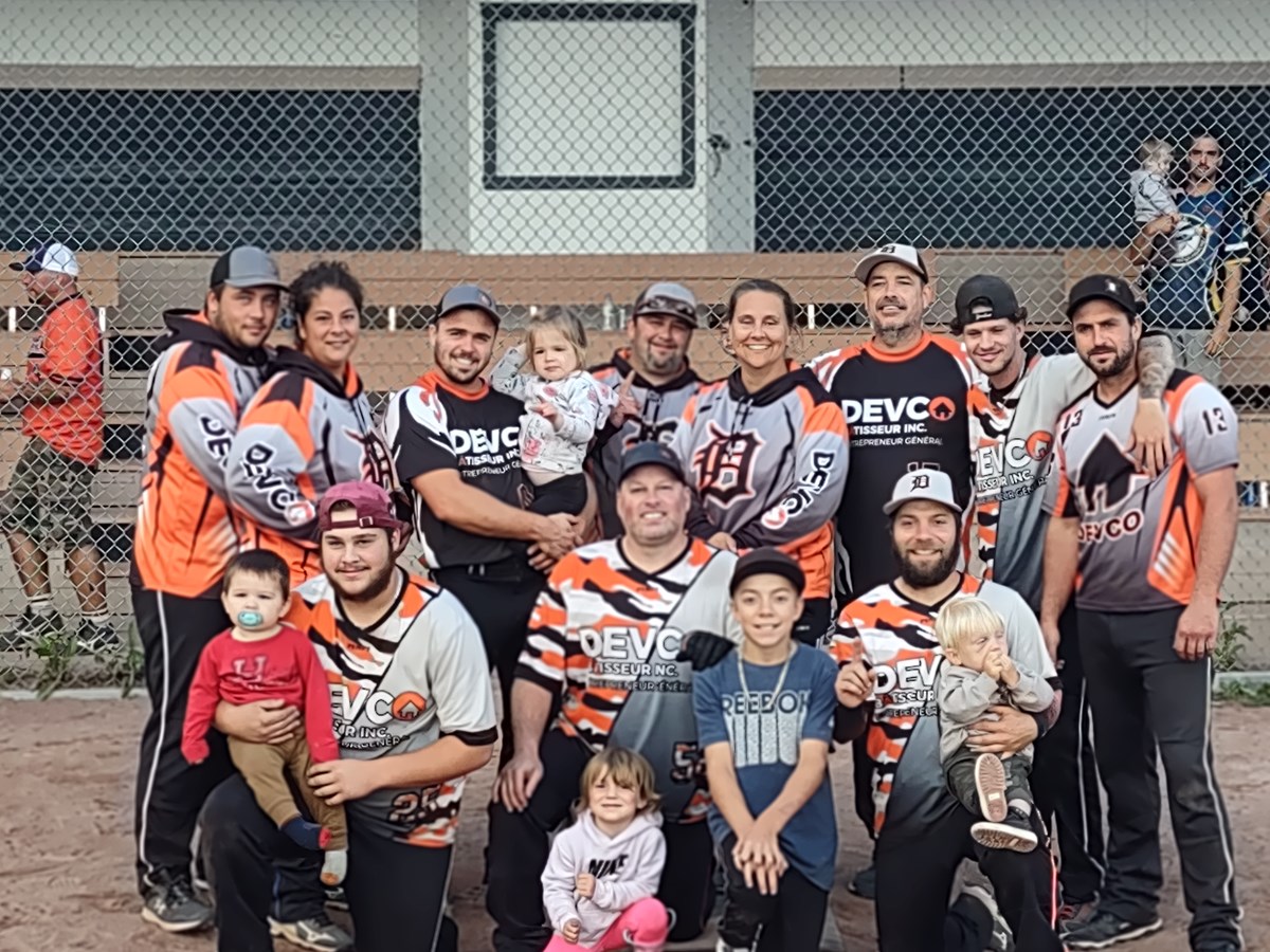 L’équipe sherbrookoise Devco, les vainqueurs du tournoi.