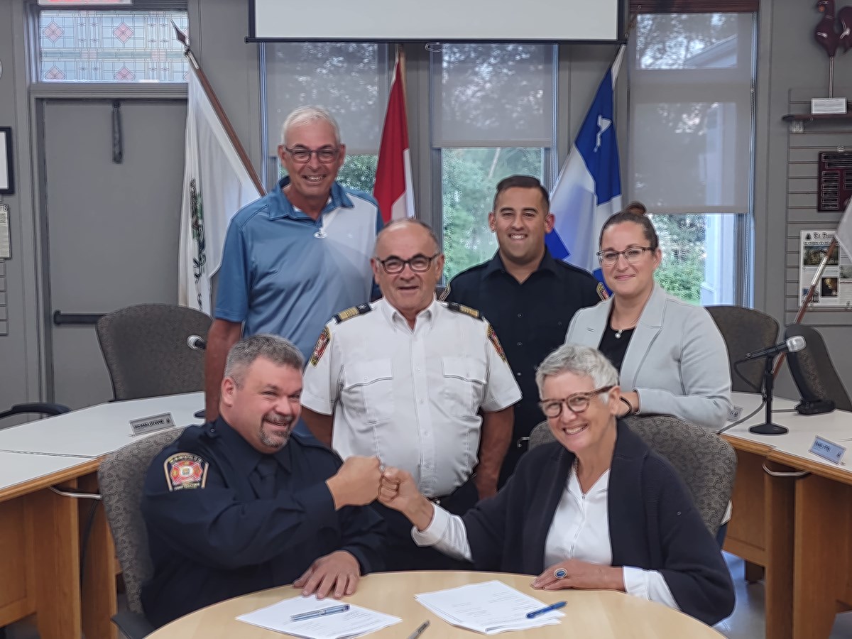 Francis Beauchemin Association des Pompiers, Pierre Grimard, conseiller, Alain Roy directeur, Alex Marcotte Association des pompiers, la mairesse Martine Satre et Marie-Pier Dupuis directrice-générale de la ville de Danville.