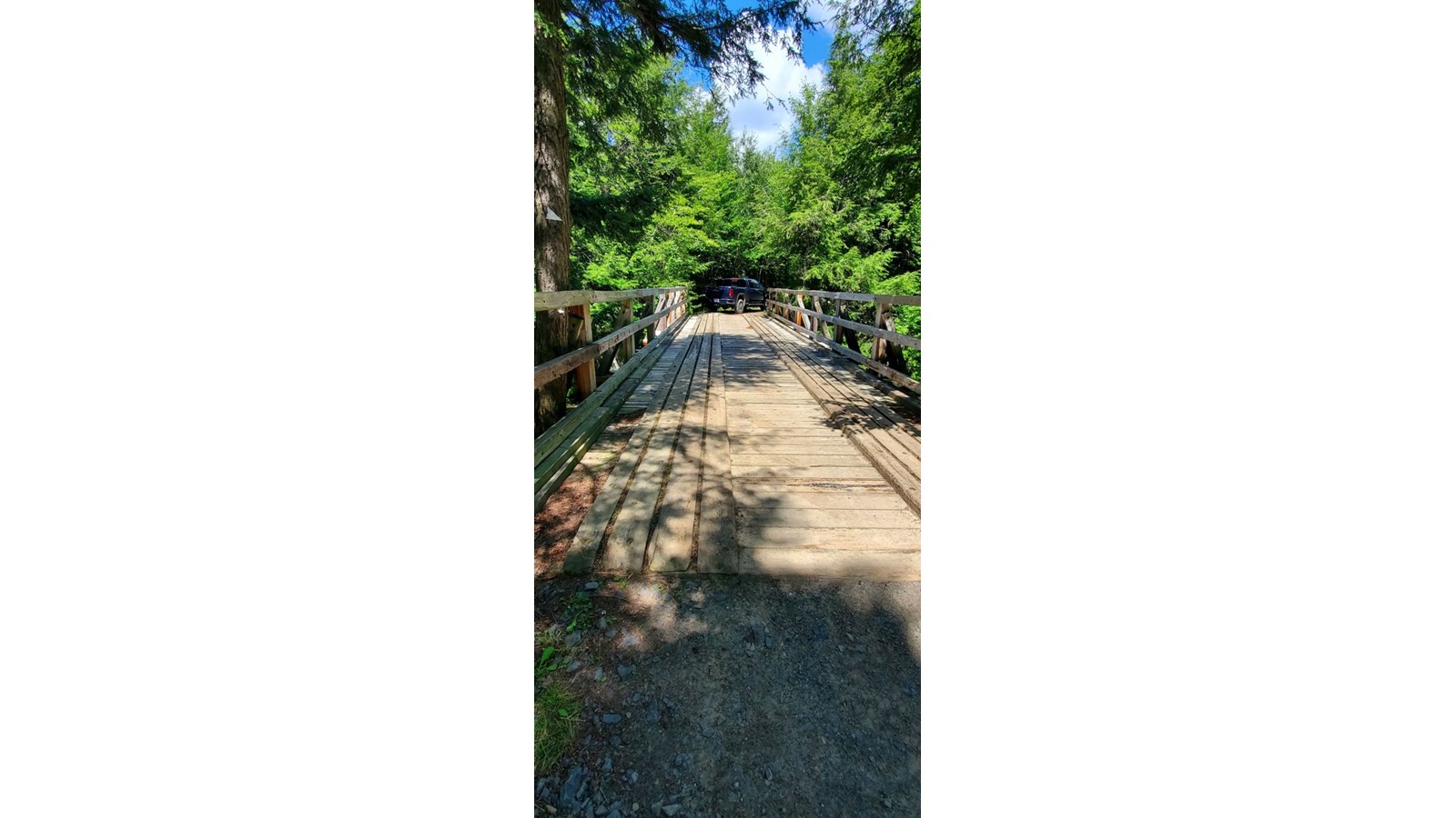Les montants de bois sur le pont de la Rivière aux Saumons ont été réparés.