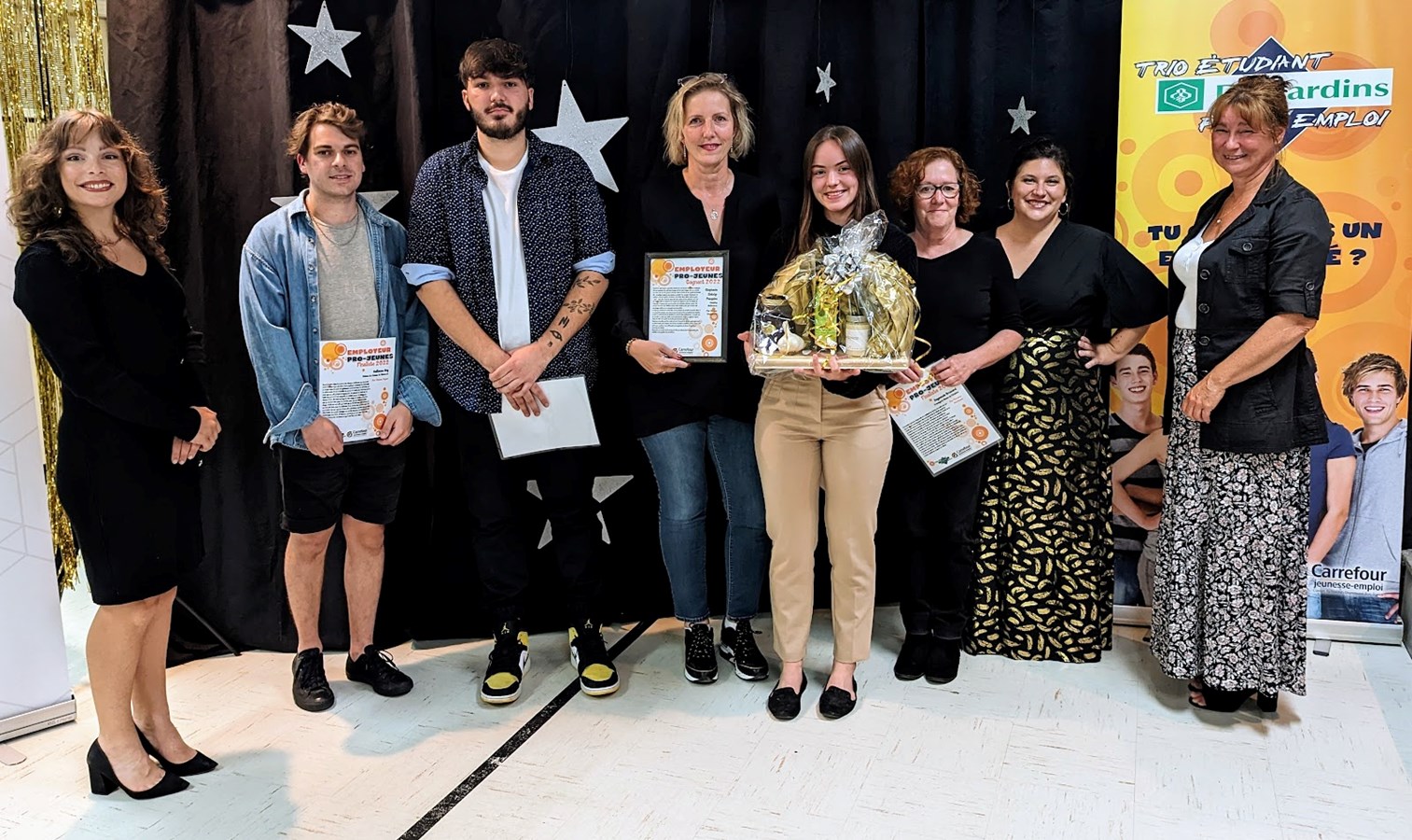 Mme Stéphanie Kintzig-Pasquiou, du Camping Melbourne,employeur Pro-Jeunes 2022 pour le secteur de Richmond; également entourée des finalistes.