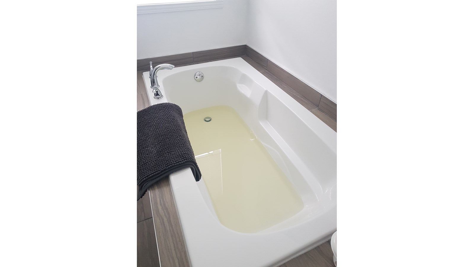 Visiblement, l’eau du bain de Jean-Claude Craig est jaune.