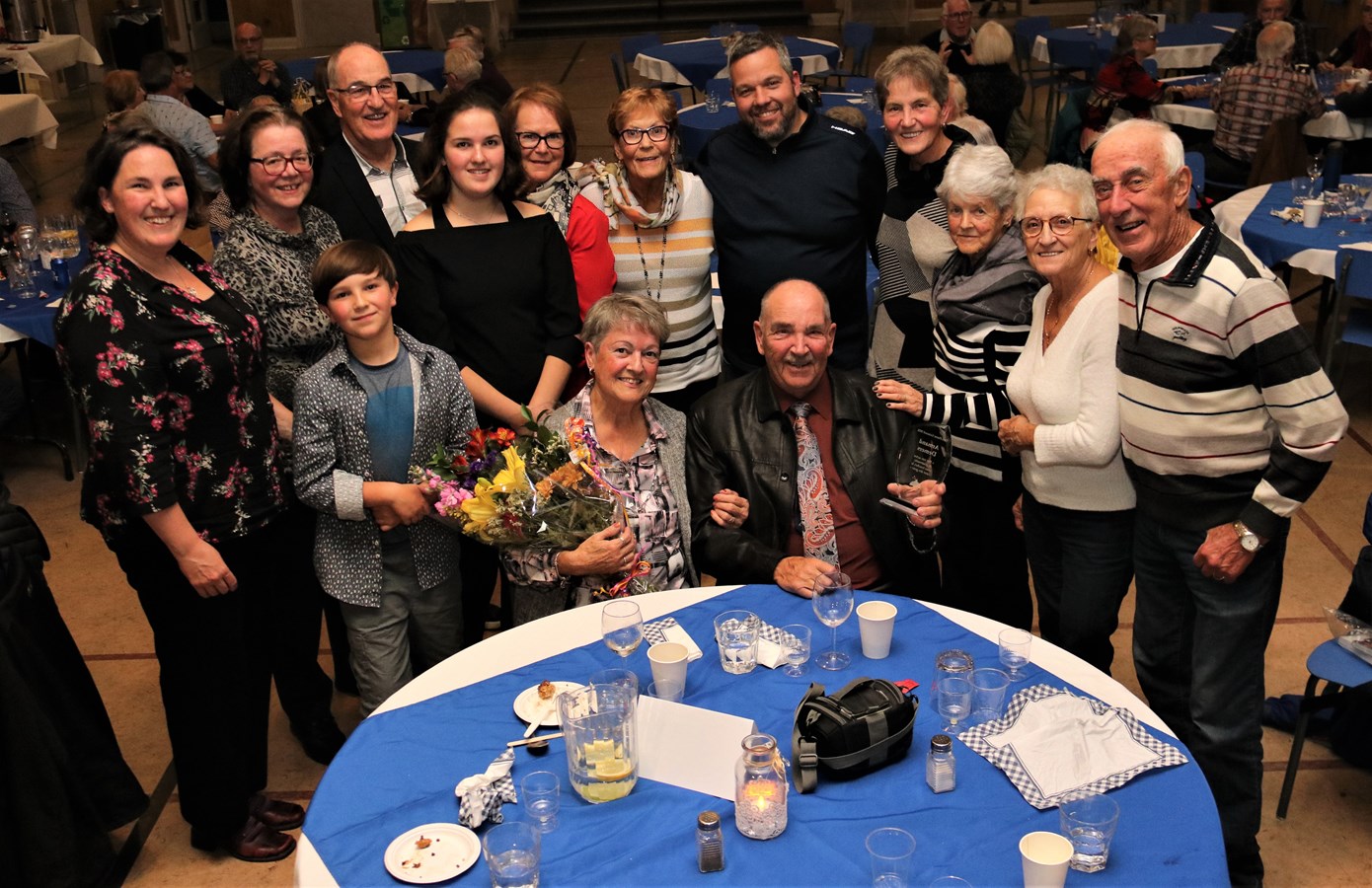 Armand Demers, (récipiendaire 2022) et son épouse, entourés de parents et amis, lors de la soirée remise du prix Pierre Grimard, qui se déroulait à la salle du centre Mgr Thibault de Danville, le jeudi 29 septembre dernier. 
