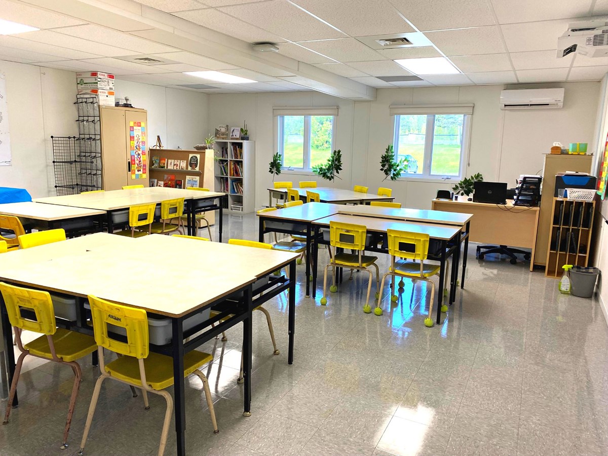 En début d’année, les autorités municipales avaient inauguré deux classes modulaires à l’aréna Le Stardien, situé juste en face de l’école.