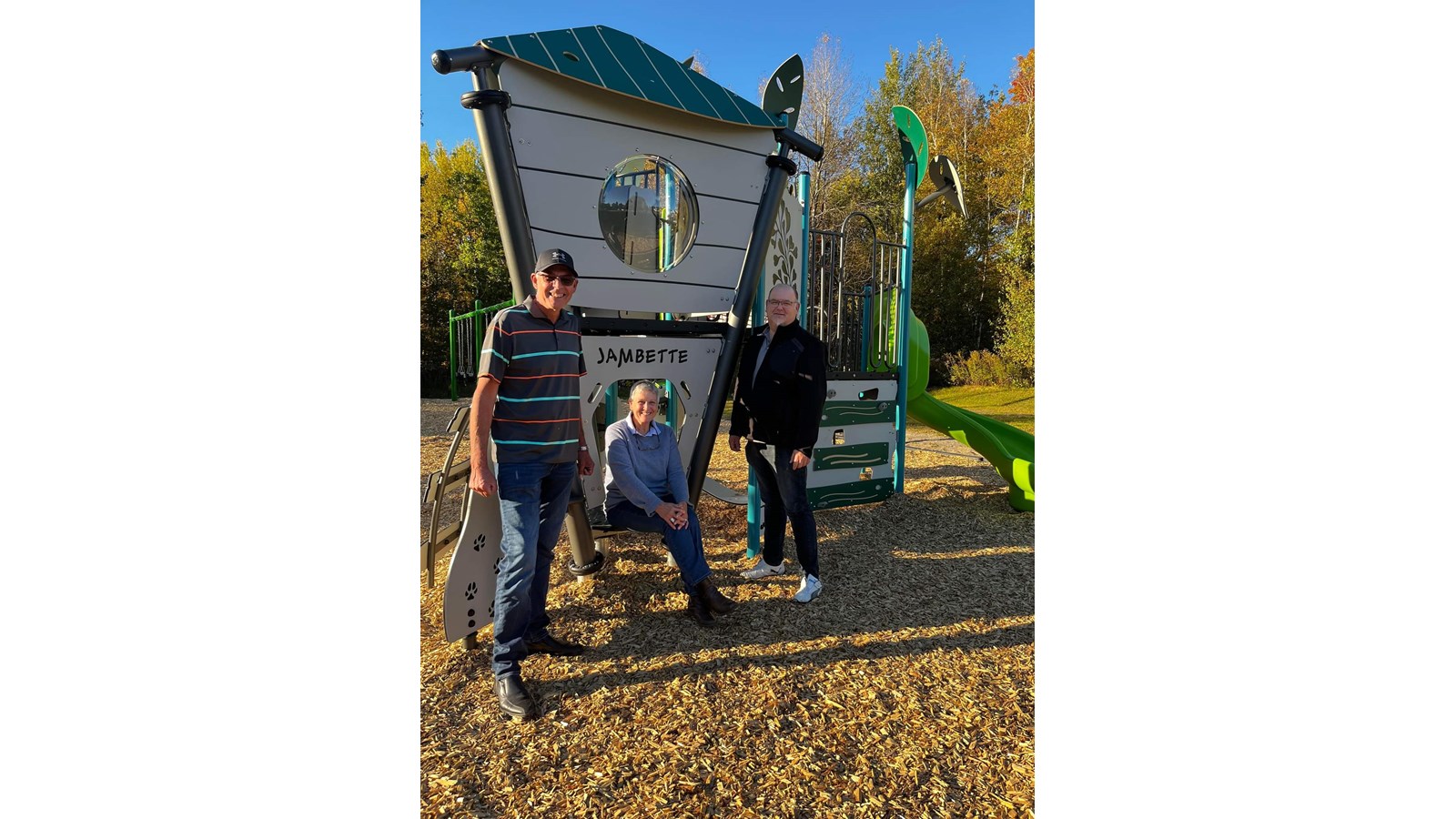 Les conseillers aux loisirs Pierre Grimard à gauche et Richard Lefebvre à droite, entoure la mairesse de Danville Mme Martine Satre au cœur du nouveau module de jeux situé au parc Plein-Air.