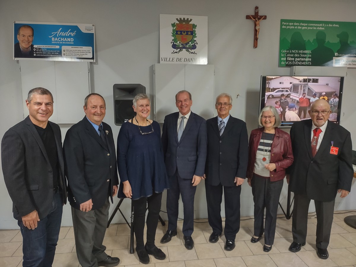 Alain Rayes, député de Richmond-Arthabaska, Michel Poirier, Martine Satre, mairesse de Danville, André Bachand député de Richmond, Pierre Therrien (Grand Chevalier), Marie-Paule Gendron, ainsi que Léo Morin (député de district pour les chevaliers).