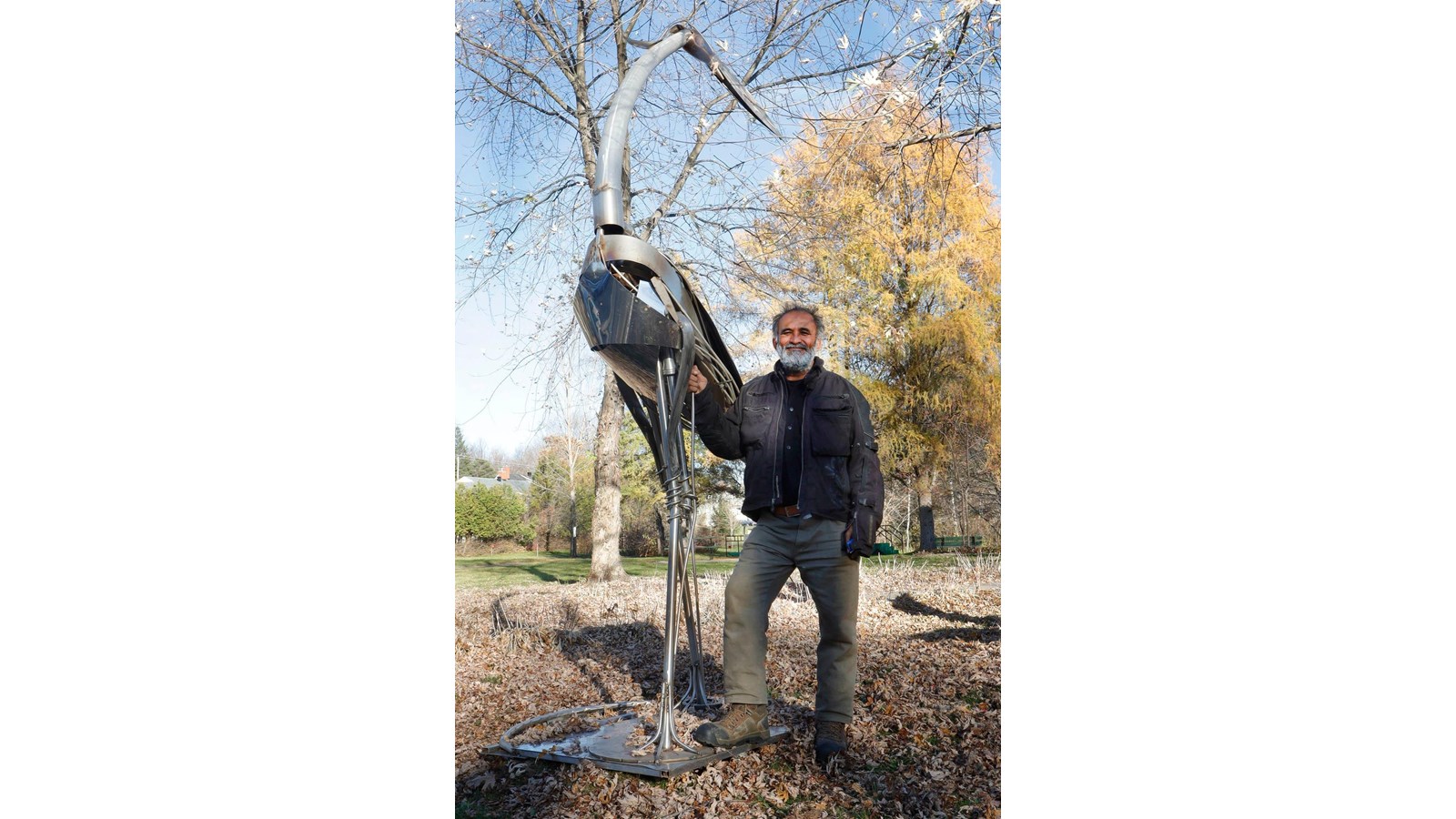 Indra Singh avec sa sculpture du Grand Héron à Danville.