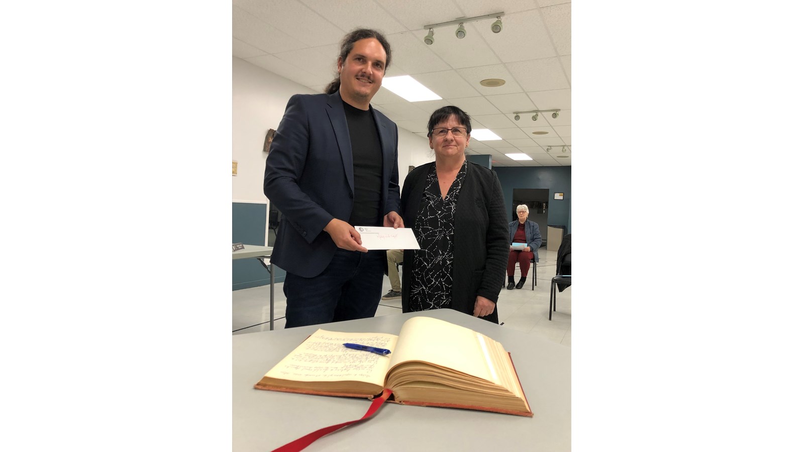 Adam Rousseau, maire de Saint-François-Xavier-de-Brompton, rend hommage, au nom du conseil, à Nicole Garant qui compte 35 ans de service à la municipalité.