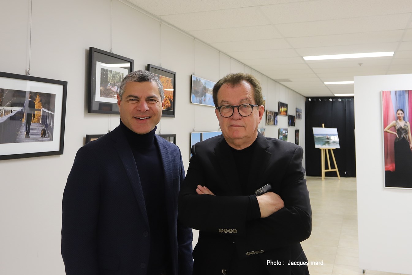 Entre autres, le député Alain Rayes a visité l’exposition. Il est en compagnie du photographe professionnel Pierre Pinard.