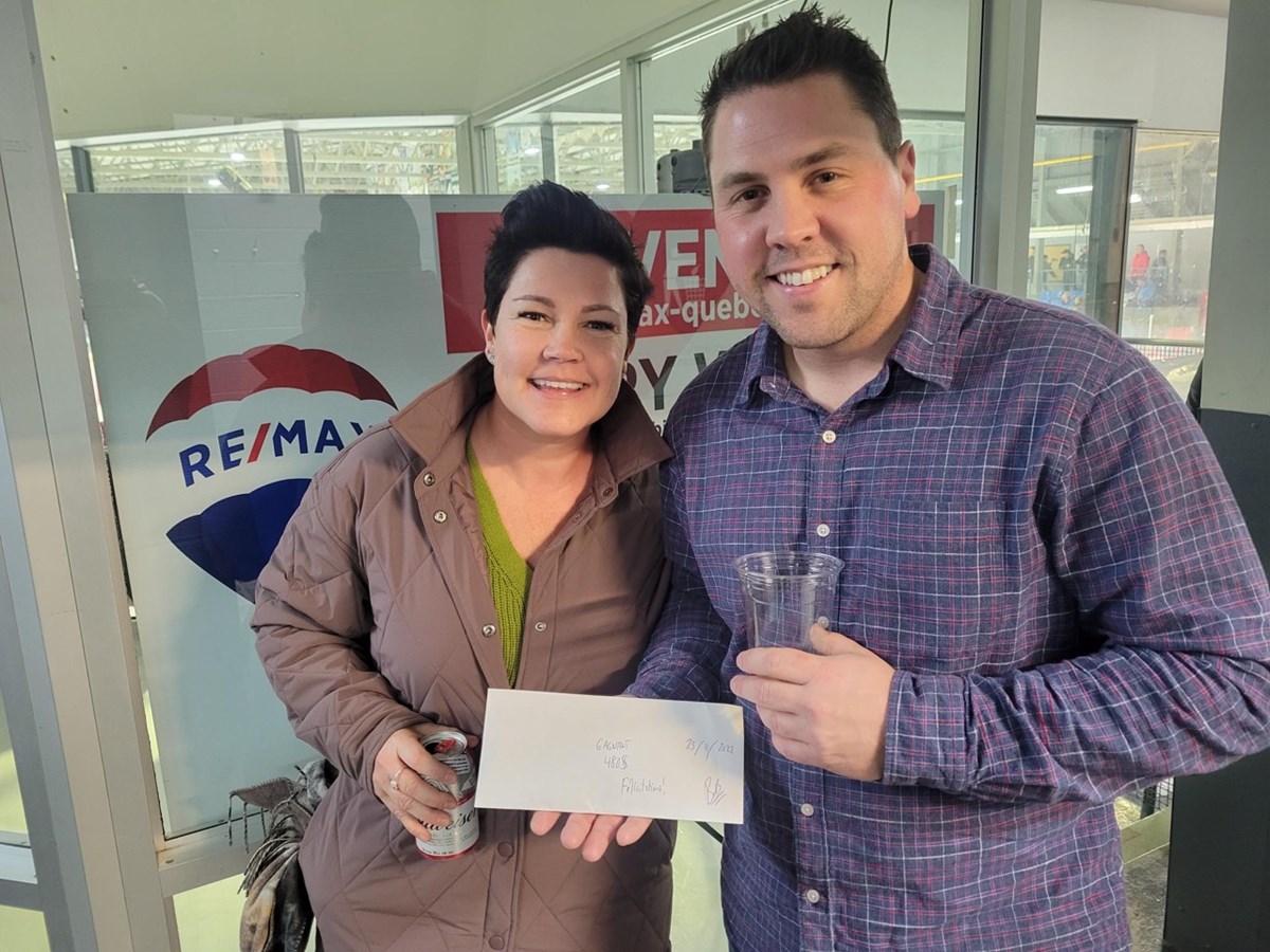 Nancy Béliveau remet un montant de 480$ au président de la Fondation Justin-Lefebvre, Patrick Lefebvre. 