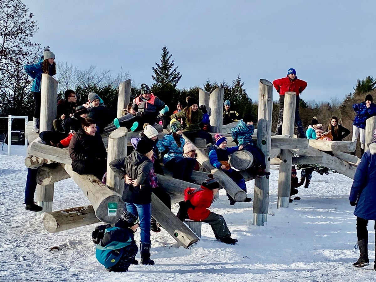 Vaste, diversifié et près de la nature, le parc-école stimule la créativité et l’imaginaire chez les plus petits. Il permet de développer la motricité fine et globale.